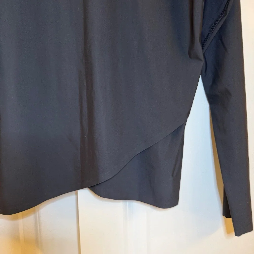 Lululemon Black Long Sleeve Athletic Top Women Size S Designed‎ in Vancouver
